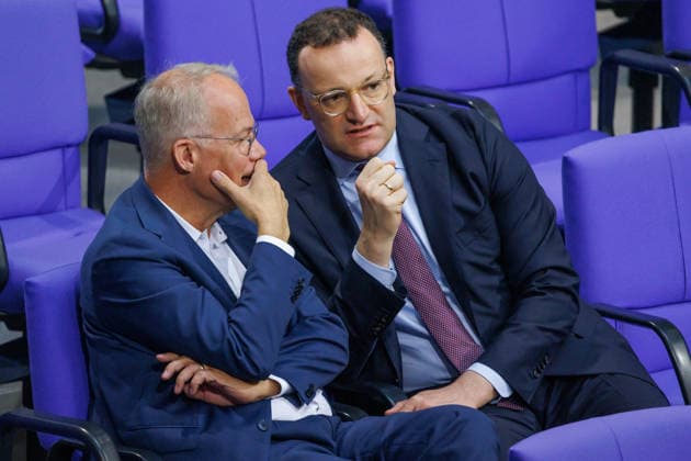 Bundestag Jens Spahn (CDU) und Matthias Miersch (SPD) im Deutschen Bundestag am 07.05.26 in Berlin. Berlin Berlin Deutschland Bundestag