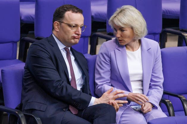 Bundestag Jens Spahn (CDU) und Anne Koenig (CDU) im Deutschen Bundestag am 07.05.26 in Berlin. Berlin Berlin Deutschland Bundestag