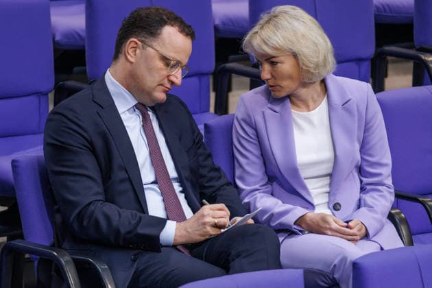 Bundestag Jens Spahn (CDU) und Anne Koenig (CDU) im Deutschen Bundestag am 07.05.26 in Berlin. Berlin Berlin Deutschland Bundestag