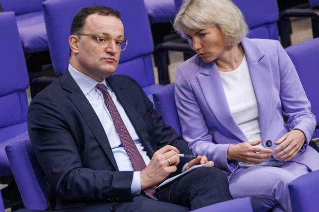 Bundestag Jens Spahn (CDU) und Anne Koenig (CDU) im Deutschen Bundestag am 07.05.26 in Berlin. Berlin Berlin Deutschland Bundestag