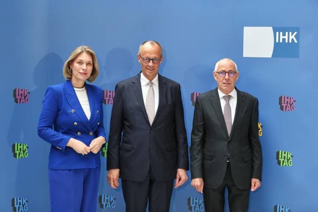 Berlin, Deutschland, 07.05.2026: Haus der Deutschen Wirtschaft: IHK-Tag: L-R: DIHK-Hauptgeschäftsführerin Helena Melnikov, Bundeskanzler Friedrich Merz (CDU), DIHK-Präsident Peter Adrian Copyright: xdtsxNachrichtenagenturx dts_118192
