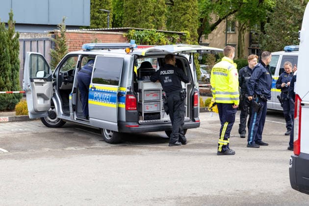 Großer Polizeieinsatz im Bereich Ulrich-Schwarz-Straße in Augsburg Pfersee. Polizeikräfte und Rettungsdienst koordinieren den laufenden Einsatz an mehreren Einsatzfahrzeugen.