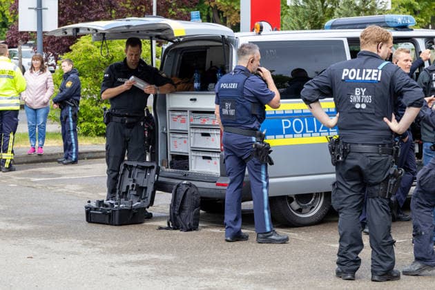 Großer Polizeieinsatz im Bereich Ulrich-Schwarz-Straße in Augsburg Pfersee. Polizeikräfte bereiten technische Ausrüstung und mutmaßlich eine Drohne am Einsatzfahrzeug vor.