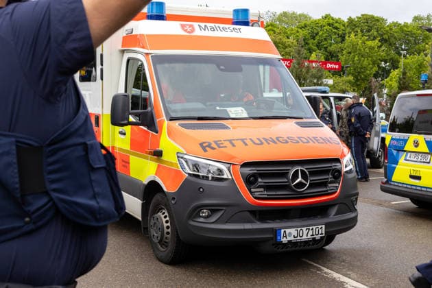 Großer Polizeieinsatz im Bereich Ulrich-Schwarz-Straße in Augsburg Pfersee. Rettungsdienst und Polizeikräfte stehen mit mehreren Einsatzfahrzeugen vor Ort.