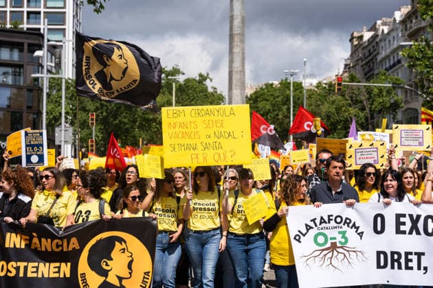 May 7, 2026, Barcelona, Barcelona, Spain: Teachers and educators of the 0-3 sector protest in Barcelona during a strike to demand better working conditions and lower student-to-teacher ratios. The demonstration, called by major unions, calls for more investment in the Catalan public nursery school system, Escoles Bressol Barcelona Spain  - ZUMAa239 20260507_zip_a239_013 Copyright: xMarcxAsensioxClupesx