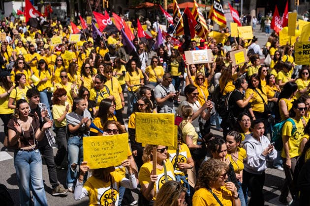 May 7, 2026, Barcelona, Barcelona, Spain: Teachers and educators of the 0-3 sector protest in Barcelona during a strike to demand better working conditions and lower student-to-teacher ratios. The demonstration, called by major unions, calls for more investment in the Catalan public nursery school system, Escoles Bressol Barcelona Spain  - ZUMAa239 20260507_zip_a239_009 Copyright: xMarcxAsensioxClupesx