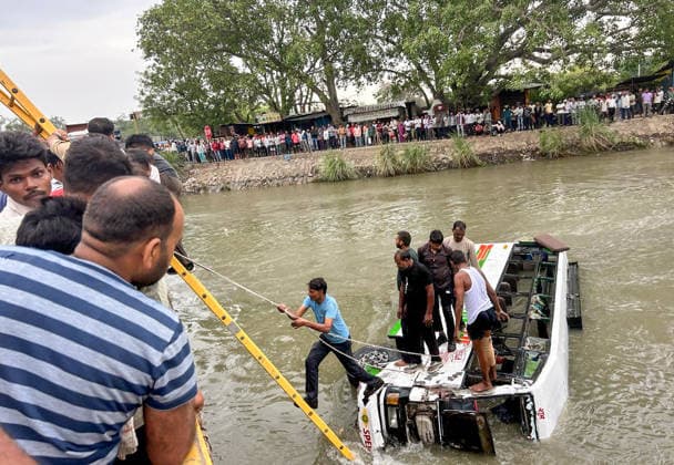 RECORD DATE NOT STATED Local residents rescue laborers after a bus carrying workers plunges into a canal in Kanpur Kanpur, May 07 (ANI): Local residents rescue laborers after a bus carrying workers plunges into a canal, in Kanpur on Thursday. Rescue operations underway. Kanpur Uttar Pradesh India Copyright: xANIx ANI_20260507122