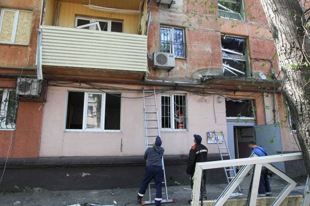 Two men look up at an apartment block damaged by a Russian drone attack in Dnipro, Ukraine, on 7 May 2026. A 21-year-old pregnant woman and a 45-year-old man were injured as a result of the overnight attack. They received medical assistance at the scene. (Photo by Mykola Miakshykov Ukrinform) Overnight Russian drone attack on Dnipro  Copyright: xMykolaxMiakshykovx