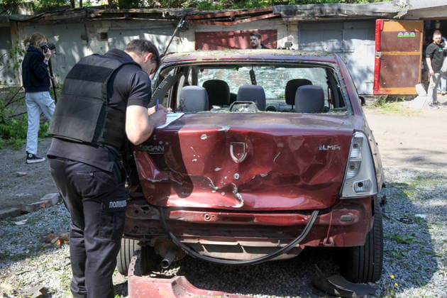 A police officer records damage in a report on the boot of a car after a Russian drone attack in Dnipro, Ukraine, on 7 May 2026. A 21-year-old pregnant woman and a 45-year-old man were injured as a result of the overnight attack. They received medical assistance at the scene. (Photo by Mykola Miakshykov Ukrinform) Overnight Russian drone attack on Dnipro  Copyright: xMykolaxMiakshykovx