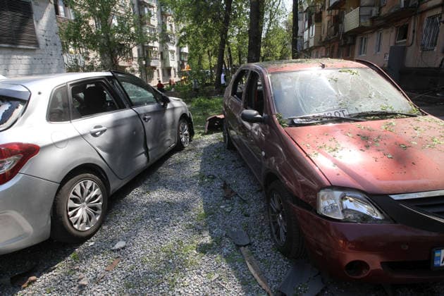 Two cars parked outside apartment blocks are damaged by a Russian drone attack in Dnipro, Ukraine, on 7 May 2026. A 21-year-old pregnant woman and a 45-year-old man were injured as a result of the overnight attack. They received medical assistance at the scene. (Photo by Mykola Miakshykov Ukrinform) Overnight Russian drone attack on Dnipro  Copyright: xMykolaxMiakshykovx