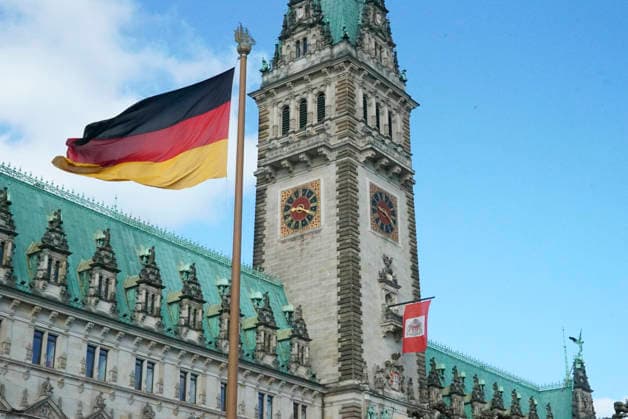 CNTV HHRATHAUS- Das Hamburger Rathaus Aussenansicht Tag Sonne Deutschland Fahne am Uebersee-Tag im Hamburger Rathaus am 07.05.2026 beim Eintragung in das Goldene Buch des Uebersee-Clubs Hamburg Deutschland