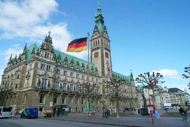 CNTV HHRATHAUS- Das Hamburger Rathaus Aussenansicht Tag Sonne Deutschland Fahne am Uebersee-Tag im Hamburger Rathaus am 07.05.2026 beim Eintragung in das Goldene Buch des Uebersee-Clubs Hamburg Deutschland