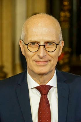 CNTV TSCHENTSCHER- Peter Tschentscher SPD Politiker und Erster Buergermeister von Hamburg beim Uebersee-Tag im Hamburger Rathaus am 07.05.2026 beim Eintragung in das Goldene Buch des Uebersee-Clubs Hamburg Deutschland