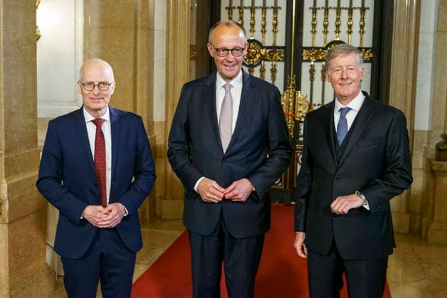 CNTV BUNDESKANZLER- Peter Tschentscher SPD Politiker und Erster Buergermeister von Hamburg Friedrich Merz CDU Politiker der Bundeskanzler mit Harald Vogelsang, Praesident Uebersee-Club und Vorstandsvorsitzender Hamburger Sparkasse beim Uebersee-Tag im Hamburger Rathaus am 07.05.2026 beim Eintragung in das Goldene Buch des Uebersee-Clubs Hamburg Deutschland