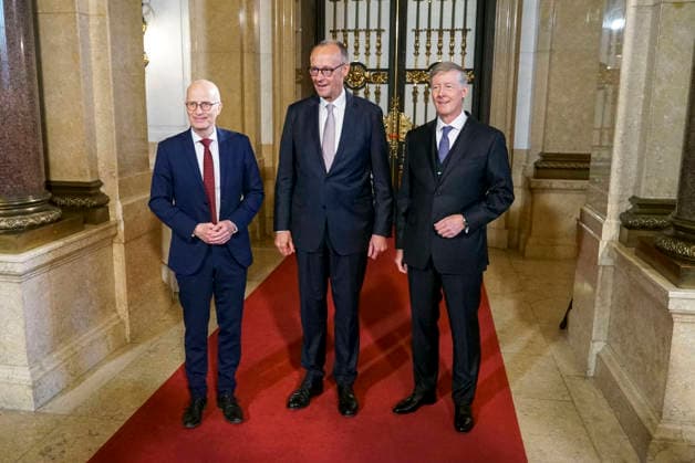 CNTV BUNDESKANZLER- Peter Tschentscher SPD Politiker und Erster Buergermeister von Hamburg Friedrich Merz CDU Politiker der Bundeskanzler mit Harald Vogelsang, Praesident Uebersee-Club und Vorstandsvorsitzender Hamburger Sparkasse beim Uebersee-Tag im Hamburger Rathaus am 07.05.2026 beim Eintragung in das Goldene Buch des Uebersee-Clubs Hamburg Deutschland