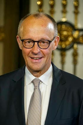 CNTV BUNDESKANZLER- Friedrich Merz CDU Politiker der Bundeskanzler beim Uebersee-Tag im Hamburger Rathaus am 07.05.2026 beim Eintragung in das Goldene Buch des Uebersee-Clubs Hamburg Deutschland