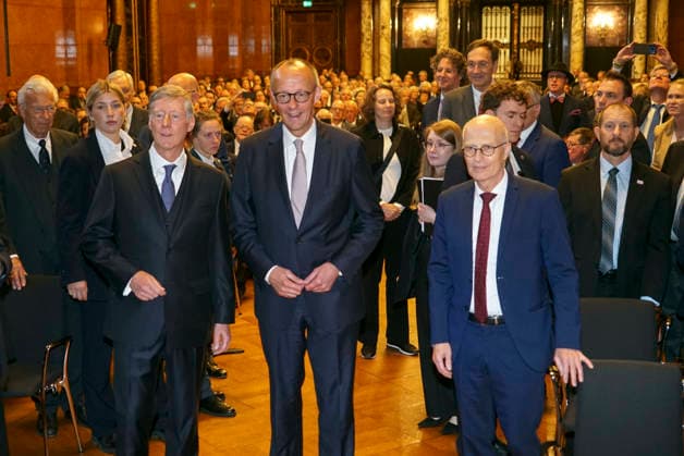 CNTV BUNDESKANZLER-Peter Tschentscher SPD Politiker und Erster Buergermeister von Hamburg Friedrich Merz CDU Politiker der Bundeskanzler mit Harald Vogelsang, Praesident Uebersee-Club und Vorstandsvorsitzender Hamburger Sparkasse beim Uebersee-Tag im Hamburger Rathaus am 07.05.2026 beim Eintragung in das Goldene Buch des Uebersee-Clubs Hamburg Deutschland