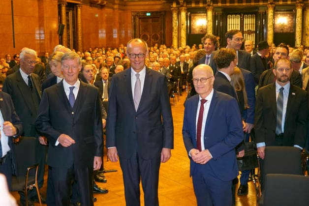 CNTV BUNDESKANZLER-Peter Tschentscher SPD Politiker und Erster Buergermeister von Hamburg Friedrich Merz CDU Politiker der Bundeskanzler mit Harald Vogelsang, Praesident Uebersee-Club und Vorstandsvorsitzender Hamburger Sparkasse beim Uebersee-Tag im Hamburger Rathaus am 07.05.2026 beim Eintragung in das Goldene Buch des Uebersee-Clubs Hamburg Deutschland