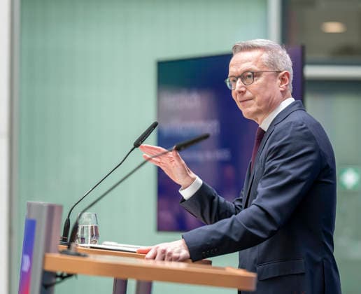 Karsten Wildberger EUR, Deutschland, Berlin, 07.05.2026: Grußwort des Bundeskanzler Friedrich Merz (CDU) auf der Festveranstaltung des Bundesministeriums für Digitales und Staatsmodernisierung anlässlich des einjährigen Bestehen. In Anwesenheit von Karsten Wildberger (CDU), Bundesminister für Digitalisierung und Staatsmodernisierung. Gemeinsamer Besuch der Aussteller.