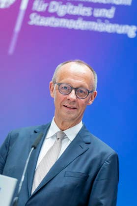Friedrich Merz EUR, Deutschland, Berlin, 07.05.2026: Grußwort des Bundeskanzler Friedrich Merz (CDU) auf der Festveranstaltung des Bundesministeriums für Digitales und Staatsmodernisierung anlässlich des einjährigen Bestehen. In Anwesenheit von Karsten Wildberger (CDU), Bundesminister für Digitalisierung und Staatsmodernisierung. Gemeinsamer Besuch der Aussteller.