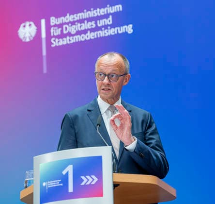 Friedrich Merz EUR, Deutschland, Berlin, 07.05.2026: Grußwort des Bundeskanzler Friedrich Merz (CDU) auf der Festveranstaltung des Bundesministeriums für Digitales und Staatsmodernisierung anlässlich des einjährigen Bestehen. In Anwesenheit von Karsten Wildberger (CDU), Bundesminister für Digitalisierung und Staatsmodernisierung. Gemeinsamer Besuch der Aussteller.