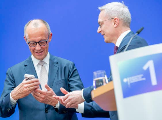 Friedrich Merz + Karsten Wildberger EUR, Deutschland, Berlin, 07.05.2026: Grußwort des Bundeskanzler Friedrich Merz (CDU) auf der Festveranstaltung des Bundesministeriums für Digitales und Staatsmodernisierung anlässlich des einjährigen Bestehen. In Anwesenheit von Karsten Wildberger (CDU), Bundesminister für Digitalisierung und Staatsmodernisierung. Gemeinsamer Besuch der Aussteller.