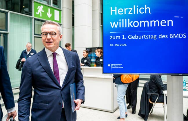 Karsten Wildberger EUR, Deutschland, Berlin, 07.05.2026: Warten auf den Bundeskanzler Friedrich Merz (CDU) auf der Festveranstaltung des Bundesministeriums für Digitales und Staatsmodernisierung anlässlich des einjährigen Bestehen. In Anwesenheit von Karsten Wildberger (CDU), Bundesminister für Digitalisierung und Staatsmodernisierung. Gemeinsamer Besuch der Aussteller.