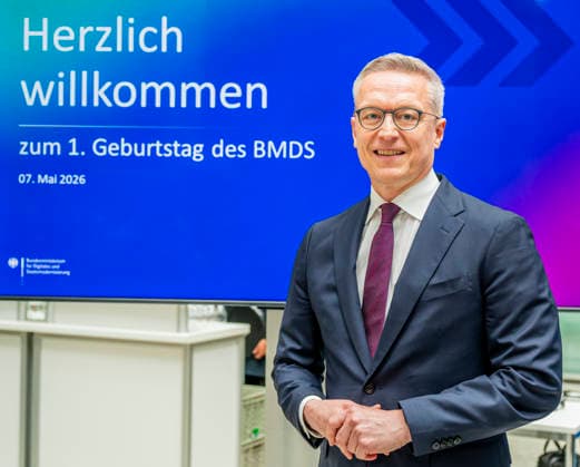 Karsten Wildberger EUR, Deutschland, Berlin, 07.05.2026: Warten auf den Bundeskanzler Friedrich Merz (CDU) auf der Festveranstaltung des Bundesministeriums für Digitales und Staatsmodernisierung anlässlich des einjährigen Bestehen. In Anwesenheit von Karsten Wildberger (CDU), Bundesminister für Digitalisierung und Staatsmodernisierung. Gemeinsamer Besuch der Aussteller.