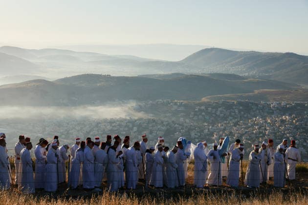 Samaritans Mark Passover Gerizim West Bank Samaritans take part in a pilgrimage on Mount Gerizim near Nablus in the West Bank on May 7, 2026, marking the seventh day of Passover according to the Samaritan calendar. Mount Gerizim is the holiest site in Samaritan tradition, and community members ascend it during major religious festivals. Nablus West Bank Palestinian Territories Copyright: xSimonxBenix
