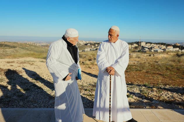 Samaritans Mark Passover Gerizim West Bank Samaritans take part in a pilgrimage on Mount Gerizim near Nablus in the West Bank on May 7, 2026, marking the seventh day of Passover according to the Samaritan calendar. Mount Gerizim is the holiest site in Samaritan tradition, and community members ascend it during major religious festivals. Nablus West Bank Palestinian Territories Copyright: xSimonxBenix