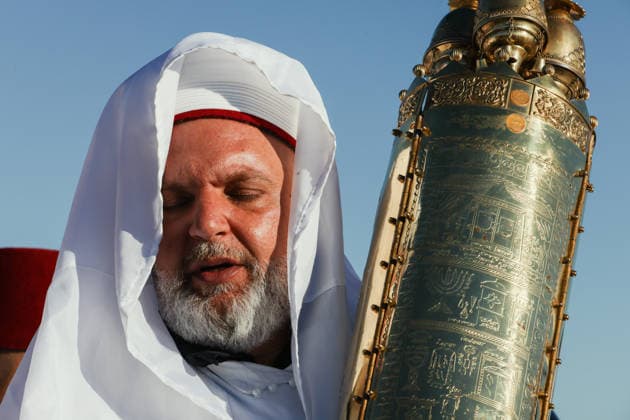 Samaritans Mark Passover Gerizim West Bank A Samaritan man holds up a Samaritan Torah scroll during the seventh day of Passover according to the Samaritan calendar on Mount Gerizim near Nablus in the West Bank on May 7, 2026. Mount Gerizim is the holiest site in Samaritan tradition, and community members ascend it during major religious festivals. Nablus West Bank Palestinian Territories Copyright: xSimonxBenix