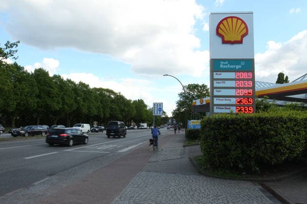 Tanktafel vor der Shell-Tankstelle in der Kollaustraße. Trotz des Tankrabatts sind die Literpreise für Benzin und Diesel im Vergleich zur Zeit vor Beginn des Iran-Kriegs nach wie vor sehr hoch. Lokstedt Hamburg