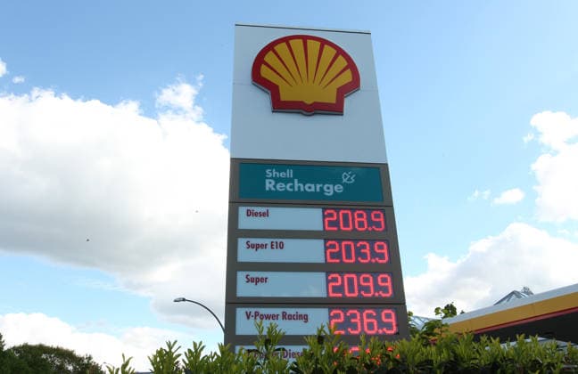 Tanktafel vor der Shell-Tankstelle in der Kollaustraße. Trotz des Tankrabatts sind die Literpreise für Benzin und Diesel im Vergleich zur Zeit vor Beginn des Iran-Kriegs nach wie vor sehr hoch. Lokstedt Hamburg