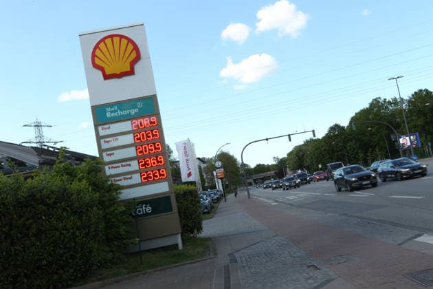 Tanktafel vor der Shell-Tankstelle in der Kollaustraße. Trotz des Tankrabatts sind die Literpreise für Benzin und Diesel im Vergleich zur Zeit vor Beginn des Iran-Kriegs nach wie vor sehr hoch. Lokstedt Hamburg