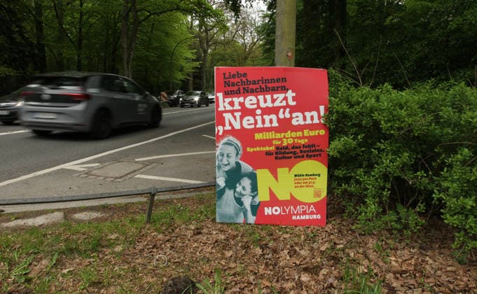 Ein Plakat vom Bündnis NOlympia Hamburg, das sich gegen eine Bewerbung der Hansestadt für die Austragung von Olympischen Spielen einsetzt, wurde an einem Laternenpfahl im Hamburger Stadtpark befestigt. Winterhude Hamburg