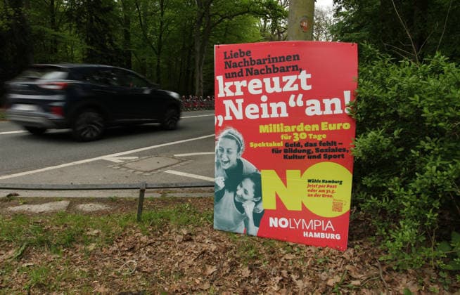 Ein Plakat vom Bündnis NOlympia Hamburg, das sich gegen eine Bewerbung der Hansestadt für die Austragung von Olympischen Spielen einsetzt, wurde an einem Laternenpfahl im Hamburger Stadtpark befestigt. Winterhude Hamburg