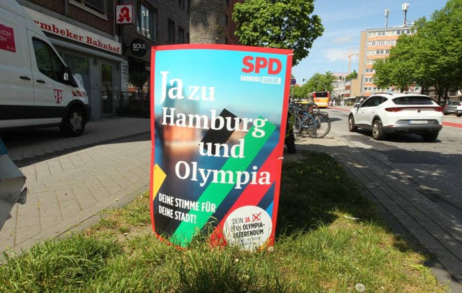Ein Plakat der Partei SPD wurde an einem Baum in der Fuhlsbütteler Straße befestigt. Darauf wirbt die SPD um Zustimmung für eine Bewerbung für die Austragung von Olympischen Spielen in der Hansestadt. Am 31. Mai entscheiden die Bürger Hamburgs in einem Referendum darüber. Barmbek Hamburg