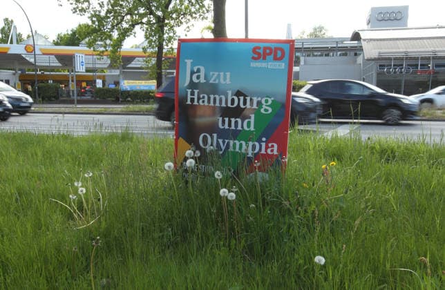 Ein Plakat der Partei SPD wurde an einem Baum auf einer Verkehrsinsel an der Kollaustraße befestigt. Darauf wirbt die SPD um Zustimmung für eine Bewerbung für die Austragung von Olympischen Spielen in der Hansestadt. Am 31. Mai entscheiden die Bürger Hamburgs in einem Referendum darüber. Lokstedt Hamburg