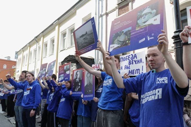 RUSSIA, MOSCOW - MAY 7, 2026: Members of the Young Guard of United Russia take part in an event titled You Cannot Cancel Truth and Memory! in front of the Lithuanian Embassy Moscow Russia  - ZUMAt113 20260507_zaa_t113_065 Copyright: xMikhailxSinitsynx