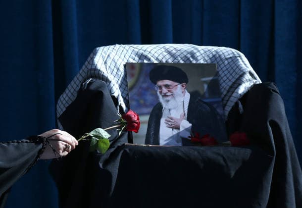 (260508) -- TEHRAN, May 8, 2026 -- A person offers floral tribute during a rally to mourn for Iran s late Supreme Leader Ali Khamenei and pledge allegiance to incumbent Supreme Leader Mojtaba Khamenei in Tehran, Iran, May 7, 2026. Shadati) IRAN-TEHRAN-RALLY-LATE SUPREME LEADER-MOURNING ShaxDati 