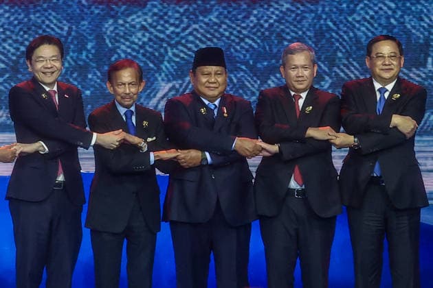 Southeast Asian leaders gather at Opening Ceremony of ASEAN Summit and Related Meetings 2026 CEBU, PHILIPPINES - MAY 8: (L-R) Singapore s Prime Minister Lawerence Wong, Brunei s Prime Minister Hassanal Bolkiah, Indonesia s Prime Minister Prabowo Subianto, Cambodia s Hun Manet, and Lao s Prime Minister Sonexay Siphandone during a family photo session at the official opening ceremony of the 48th ASEAN Summit and Related Meetings, in Cebu, Philippines, on May 8, 2026. Top leaders of ASEAN member states from across Southeast Asia gather to discuss key international and regional issues, including conflict in the Middle East, trade and economic development, fuel and energy crisis, and South China Sea territorial disputes. The summit comes just a Copyright: x2026xAnadoluxDanielxCengx