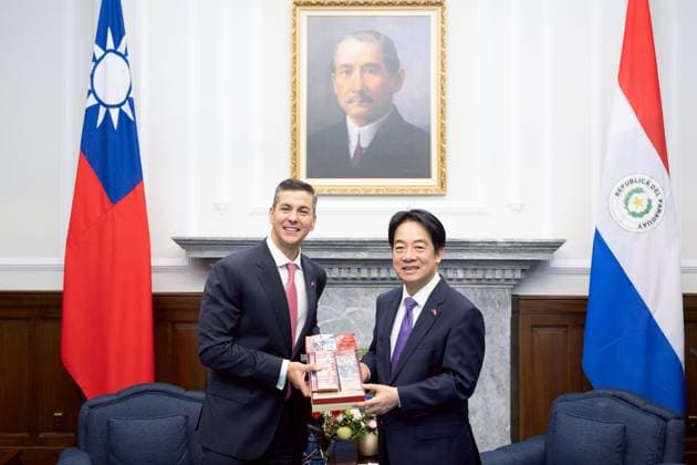 Santiago Pena - Lai Ching-te meeting in Taipei TAIPEI, TAIWAN - MAY 8: (----EDITORIAL USE ONLY - MANDATORY CREDIT - TAIWAN PRESIDENTIAL OFFICE HANDOUT - NO MARKETING NO ADVERTISING CAMPAIGNS - DISTRIBUTED AS A SERVICE TO CLIENTS----) Paraguay President Santiago Pena (L) exchanges gifts with Taiwan President Lai Ching-te, during his visit to the island, at the presidential office in Taipei, Taiwan, on May 8, 2026. Taiwan Presidential Office Anadolu Taipei Taiwan. Editorial use only. Please get in touch for any other usage.  Copyright: x2026xAnadoluxTaiwanxPresidentialxOfficex