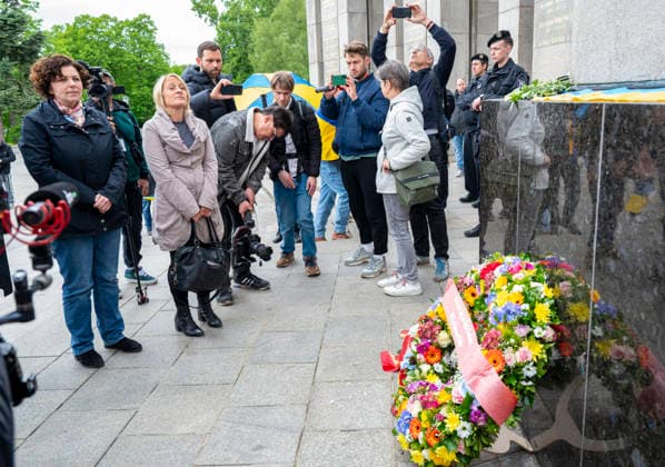 Amira Mohamed Ali EUR, Deutschland, Berlin, 08.05.2026: Der Berliner Landesverband des BSW gedenkt mit der Parteivorsitzenden Amira Mohamed Ali (BSW) am sowjetischen Ehrenmal im Tiergarten den Tag der Befeiung zum Weltkriegsende1945.