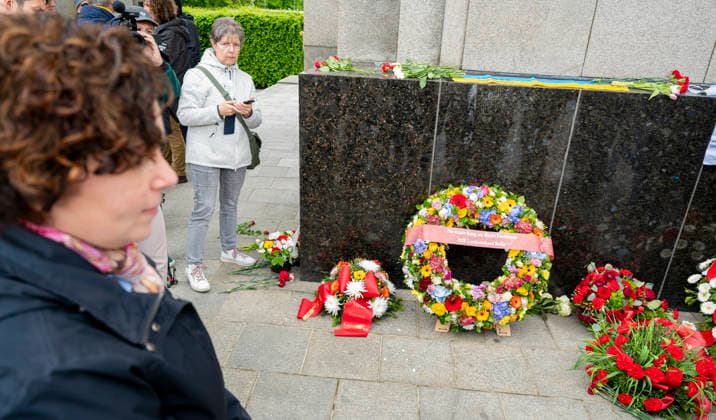 Amira Mohamed Ali EUR, Deutschland, Berlin, 08.05.2026: Der Berliner Landesverband des BSW gedenkt mit der Parteivorsitzenden Amira Mohamed Ali (BSW) am sowjetischen Ehrenmal im Tiergarten den Tag der Befeiung zum Weltkriegsende1945.