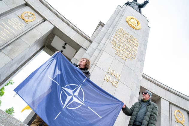 Protest am sowjetischen Ehrenmal im Tiergarten EUR, Deutschland, Berlin, 08.05.2026: Ein Demonstrant fordert die Aufnahme der Ukraine in die NATO. Protest am sowjetischen Ehrenmal im Tiergarten den Tag der Befeiung zum Weltkriegsende 1945.