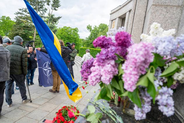 Protest am sowjetischen Ehrenmal im Tiergarten EUR, Deutschland, Berlin, 08.05.2026: Ein Demonstrant fordert die Aufnahme der Ukraine in die NATO. Protest am sowjetischen Ehrenmal im Tiergarten den Tag der Befeiung zum Weltkriegsende 1945.