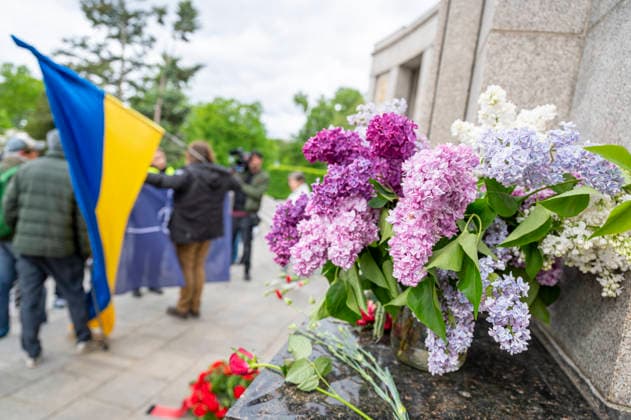 Protest am sowjetischen Ehrenmal im Tiergarten EUR, Deutschland, Berlin, 08.05.2026: Ein Demonstrant fordert die Aufnahme der Ukraine in die NATO. Protest am sowjetischen Ehrenmal im Tiergarten den Tag der Befeiung zum Weltkriegsende 1945.