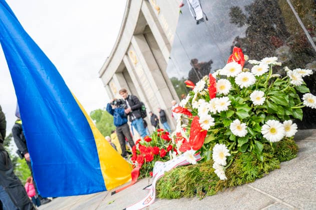 Protest am sowjetischen Ehrenmal im Tiergarten EUR, Deutschland, Berlin, 08.05.2026: Ein Demonstrant fordert die Aufnahme der Ukraine in die NATO. Protest am sowjetischen Ehrenmal im Tiergarten den Tag der Befeiung zum Weltkriegsende 1945.