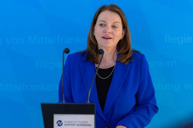 Eröffnung der neuen CT-Kontrollstelle am Airport Nürnberg, Nürnberg, 08.05.2026 Dr. Kerstin Engelhardt-Blum, Regierungspräsidentin von Mittelfranken, spricht bei der Eröffnung der neuen CT-Kontrollstelle am Airport Nürnberg an einem Rednerpult. Thema ist die Inbetriebnahme moderner Scannertechnik für die Fluggastkontrolle. Nürnberg Bayern Deutschland