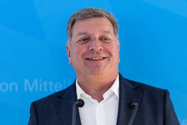 Eröffnung der neuen CT-Kontrollstelle am Airport Nürnberg, Nürnberg, 08.05.2026 Christian Bernreiter, Bayerischer Staatsminister für Wohnen, Bau und Verkehr, bei der Eröffnung der neuen CT-Kontrollstelle am Airport Nürnberg. Thema ist die Inbetriebnahme moderner Scannertechnik für die Fluggastkontrolle. Nürnberg Bayern Deutschland